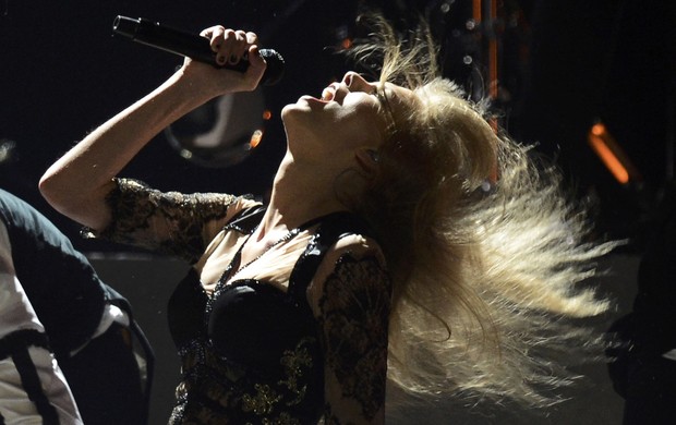 Taylor Swift faz performance sexy no palco (Foto: Reuters)