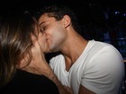 Depois de jantar, Rafael Almeida e Alinne Rosa se beijam muito em boate