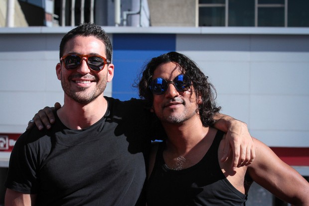 Naveen Andrews, o Sayid da série Lost, na parada Gay (Foto: Raphael Castello/AgNews)