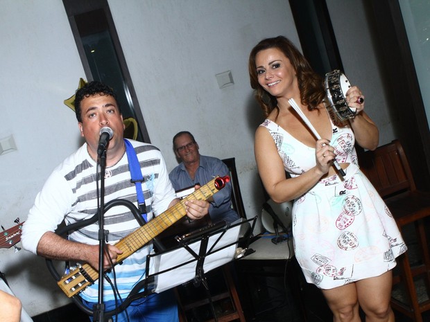 Viviane Araújo toca tamborim em festa no Rio (Foto: Raphael Mesquita/ Foto Rio News)
