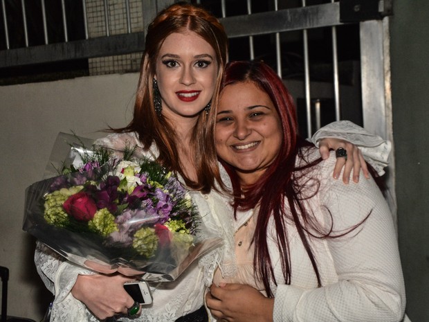 Marina Ruy Barbosa ganha flores de fã em evento em São Paulo (Foto: Caio Duran/ Ag. News)