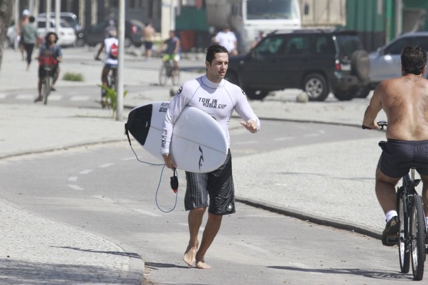 Vladimir Brichta surfando no Rio (Foto: Dilson Silva/Agnews)