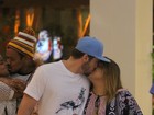Preta Gil troca beijos com o marido, Rodrigo Godoy, em shopping no Rio 