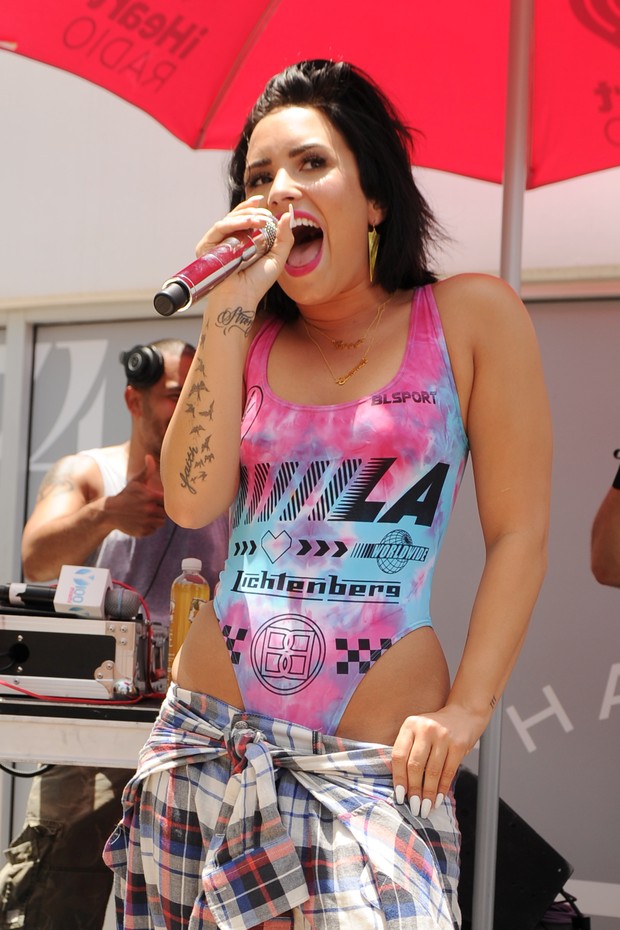 Demi Lovato se apresenta em festa na piscina em Miami, nos Estados Unidos (Foto: Larry Marano/ Getty Images)