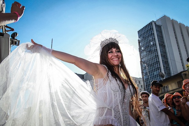 Alessandra Negrini em bloco de carnaval (Foto: Raphael Castello/AgNews)