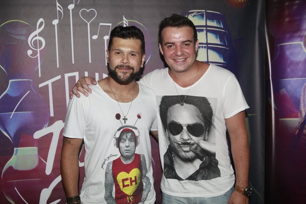 Marcos e Belucci em show na Zona Oeste do Rio (Foto: Isac Luz/ EGO)