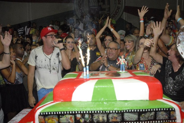 Latino canta parabéns para Jayder Soares, presidente da Grande Rio (Foto: Marcos Porto/Photo Rio News)