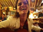 Top Bárbara Fialho toca violão nos bastidores de editorial de moda