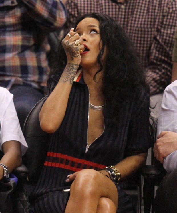 Rihanna vibra com jogo de basquete (Foto: AKM-GSI / AKM-GSI)