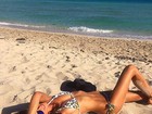 Izabel Goulart posa exuberante em praia de Miami: 'À beira-mar'