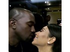 Kim Kardashian e Kanye West posam em clima romântico no elevador
