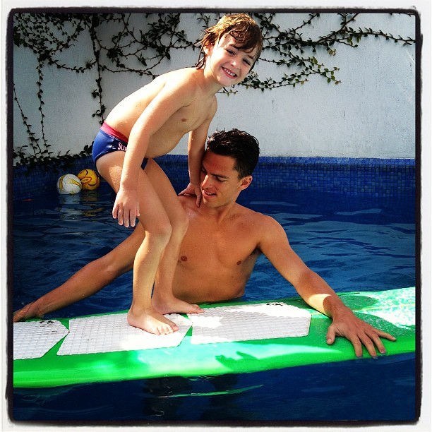 Amauri Nunes, namorado de Danielle Winits, dá aulas de 'surf' para Noah, filho mais velho da atriz (Foto: Instagram)