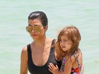 Kourtney Kardashian usa maiô e exibe boa forma em praia em Miami