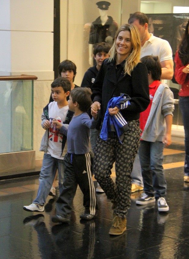 Carolina Dieckmann passeia com o filho José em shopping  do Rio (Foto: Daniel Belmiro/Agnews)