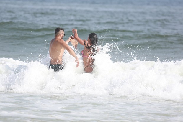 Graciane Barbosa e Belo na praia (Foto: Ag. News)