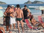 Ex-BBB Kléber Bambam vai à praia com amigos no Rio
