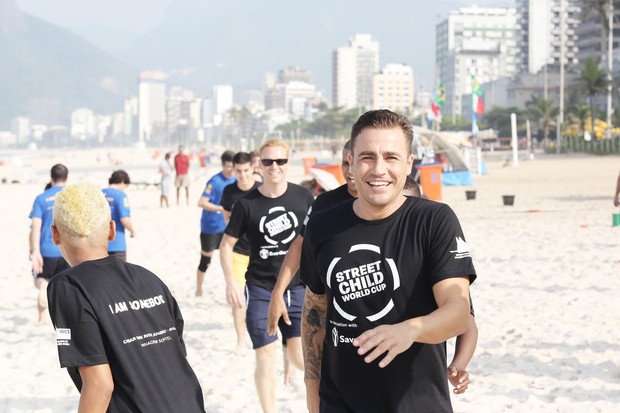 Cannavaro joga na praia em Ipanema (Foto: Alessandro Mendes / Divulgação)