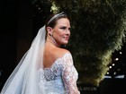 Letícia Birkheuer desfila vestida de noiva em São Paulo
