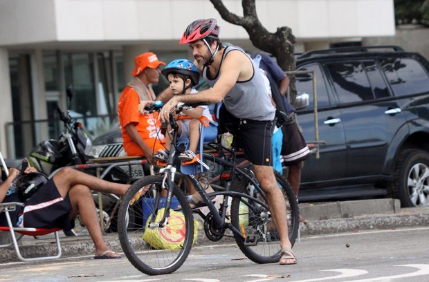 Eriberto Leão com o filho na orla do Leblon (Foto: J.Humberto / AgNews)