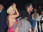 Sem sutiã, Lady Gaga deixa parte do seio à mostra em passeio com o noivo
