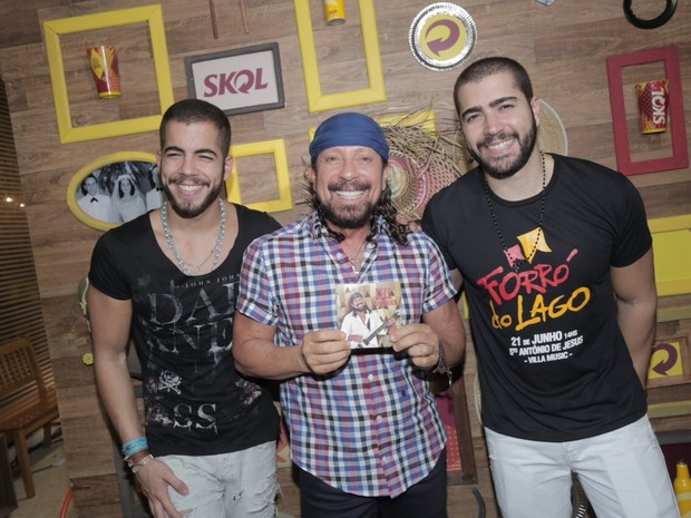 Rafa Marques e Pipo Marques, da Oito7Nove4, posam com o pai, Bell Marques, em show em Salvador, na Bahia (Foto: Heber Barros/ Divulgação)