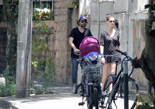 Alinne Moraes passeia em família (Foto: Delson Silva  e Marcus Pavao / AgNews)