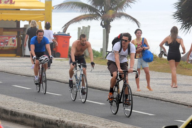 Rafael Cardoso,Igor Rickli e Rafael Losso andam de bike na orla da praia da  (Foto: Dilson Silva/ Ag. News)