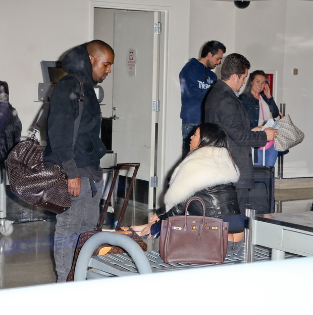 X17 - Kanye West e Kim Kardashian em aeroporto de Los Angeles, nos Estados Unidos (Foto: X17online/ Agência)