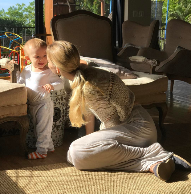Carol Trentini com o filho caçula (Foto: Reprodução/Instagram)