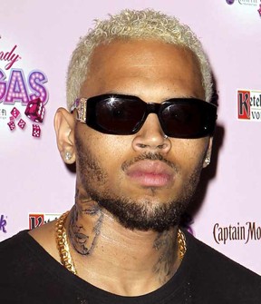 Chris Brown exibe nova tatuagem no pescoço (Foto: Getty Images)