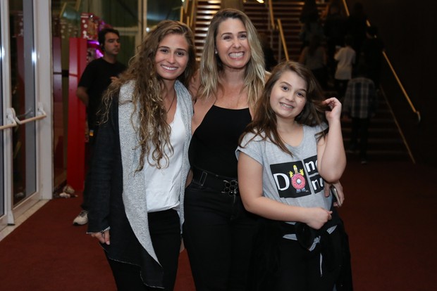 Andréia Sorvetão e as filhas Duda e Giovanna (Foto: Roberto Filho / BrazilNews)
