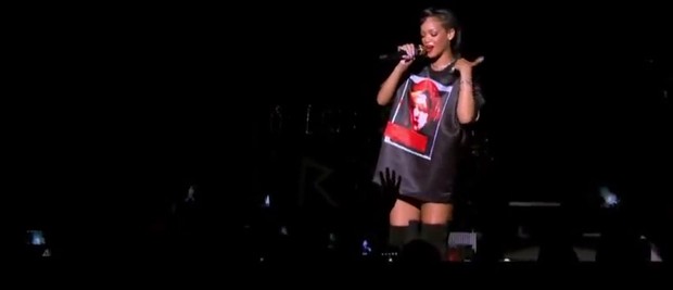 Rihanna usando blusa oversized Givenchy em show na França em novembro de 2012 (Foto: Video/Reprodução)