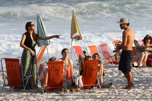 Caio Castro e Fernanda Machado na praia (Foto: Marcos Ferreira / Foto Rio News)