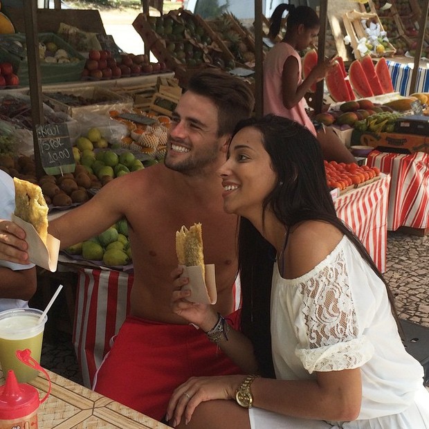 Talita e Rafael na feira livre (Foto: Reprodução/Instagram)