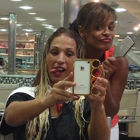Valesca Popozuda cuida do visual em salão de beleza no Rio (Foto: Instagram/ Reprodução)