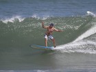 Humberto Martins tira o dia para surfar em praia carioca