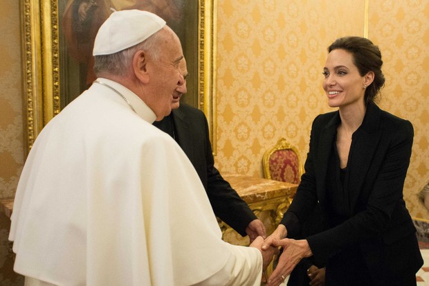 Papa Francisco e Angelina Jolie (Foto: Reuters/Agência)