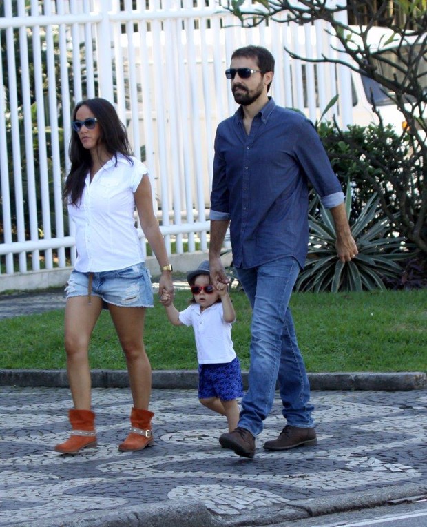 Ricardo Pereira com mulher e filho na orla do Leblon, RJ (Foto: J.Humberto / AgNews)