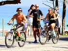 Sem camisa, ex-BBB Yuri pedala com a namorada na orla do Rio