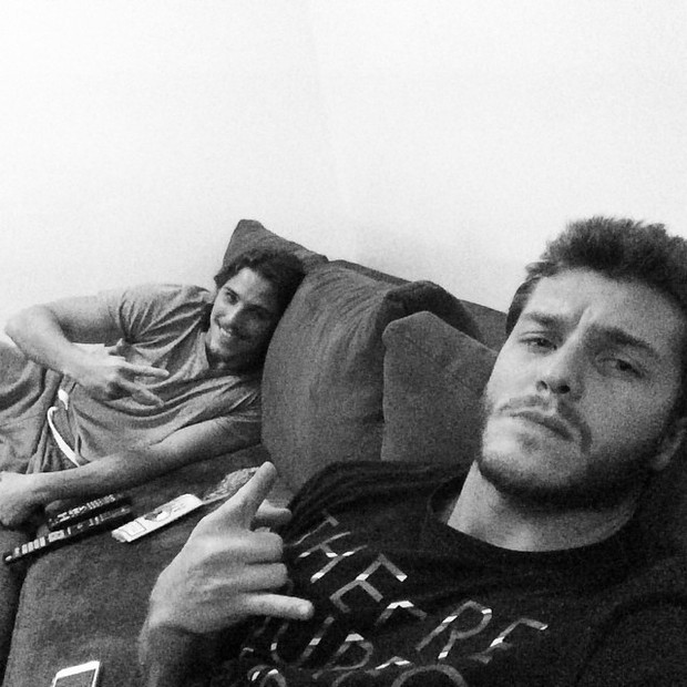 Rômulo Neto e Klebber Toledo posam para selfie (Foto: Instagram/ Reprodução)