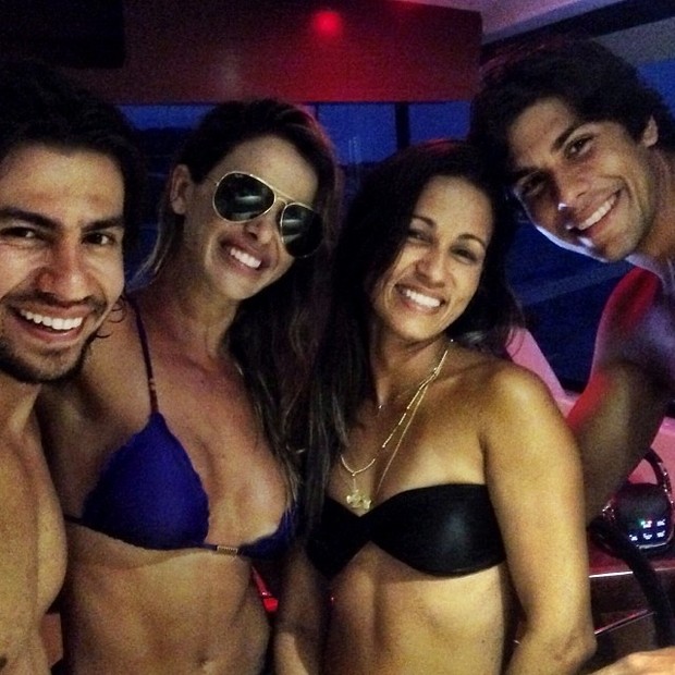 Dany Bananinha e Mariano, da dupla Munhoz e Mariano, com amigos (Foto: Instagram/ Reprodução)