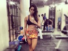 Lia Khey deixa barriga sarada à mostra em dia de treino na academia