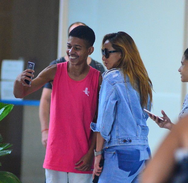 Sabrina Sato distribui selfies ao embarcar no aeroporto Santos Dumont (Foto: Willian Oda / AgNews)
