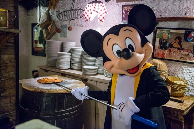 Mickey Mouse fazendo pizza em Roma (Foto: Reprodução/Instagram)
