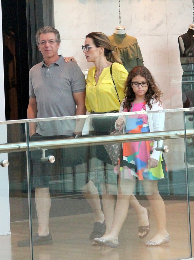 Boninho com sua esposa Ana Furtado e filha passeiam por shopping (Foto: J Humberto / AgNews / Divulgação )