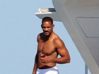 Will Smith exibe músculos em passeio de barco na Espanha