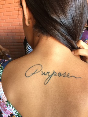 Adrielly mostra tatuagem com nome de disco de Justin Bieber (Foto: Lucinei Acosta / EGO)