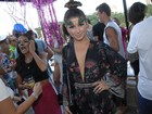 Paula Fernandes usa vestido decotadíssimo em festa pré-carnaval