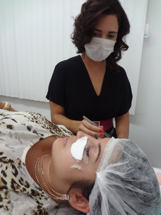 Priscila Pires faz tratamento estético (Foto: Divulgação)
