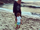 Adriane Galisteu curte dia em praia com o filho